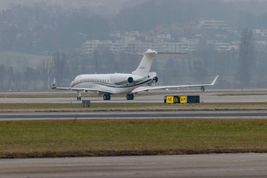 Zürih, İsviçre, 19 Ocak 2025 N-726AF Global Bombardıman uçağı, Davos 'taki dünya ekonomik forumunda sisli bir günde uçuyor.