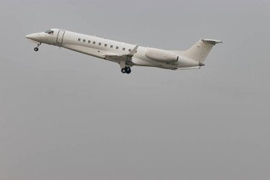 Zürih, İsviçre, 19 Ocak 2025 9H-WFC AirX Embraer AirX Miras 600 uçak, Davos 'taki dünya ekonomik forumunda sisli bir günde, 28 numaralı pistten kalkıyor.