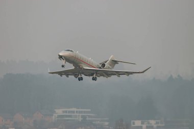 Zürih, İsviçre, 19 Ocak 2025 9H-VCY Vista Jet Bombacısı Challenger 350 uçağı, Davos 'taki dünya ekonomik forumunda sisli bir günde 28 numaralı pistten kalkıyor.