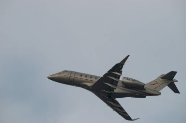Zürih, İsviçre, 19 Ocak 2025 9H-VCY Vista Jet Bombacısı Challenger 350 uçağı, Davos 'taki dünya ekonomik forumunda sisli bir günde 28 numaralı pistten kalkıyor.