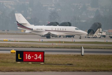 Zürih, İsviçre, 19 Ocak 2025 CS-LTX Net Jets Cessna 680A Enlem uçağı, Davos 'taki dünya ekonomik forumu sırasında sisli bir günde taksicilik yapıyor.