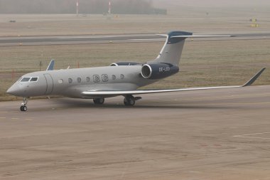 Zürih, İsviçre, 20 Ocak 2025 OE-LEO Global Jet Austria Gulfstream G650 uçakları Davos 'taki dünya ekonomik forumu sırasında çok sisli bir günde taksicilik yapıyor.