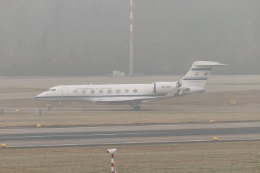 Zürih, İsviçre, 20 Ocak 2025 9K-GGC Kuveyt Körfezi Eyaleti G650 uçağı Davos 'taki dünya ekonomik forumu sırasında çok sisli bir günde taksicilik yapıyor.