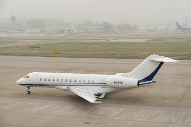 Zürih, İsviçre, 20 Ocak 2025 N-715TS Solairus Havacılık Bombacısı Global 6000 uçak Davos 'taki dünya ekonomik forumu sırasında çok sisli bir günde taksicilik yapıyor.