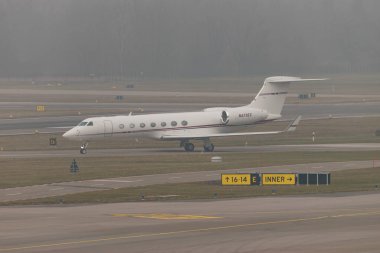 Zürih, İsviçre, 20 Ocak 2025 N-473EC Gulfstream G550 uçakları Davos 'taki dünya ekonomik forumu sırasında çok sisli bir günde taksicilik yapıyor.