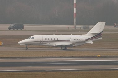 Zürih, İsviçre, 20 Ocak 2025 CS-LTJ Jet Jets Europe Cessna 680A Enlem uçağı Davos 'taki dünya ekonomik forumu sırasında çok sisli bir günde taksicilik yapıyor.