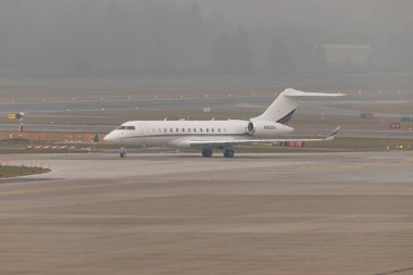 Zürih, İsviçre, 20 Ocak 2025 N-152QS Net Jets Global Bombardıman uçağı Davos 'taki dünya ekonomik forumu sırasında çok sisli bir günde taksicilik yapıyor.