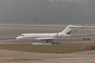 Zürih, İsviçre, 20 Ocak 2025 N-152QS Net Jets Global Bombardıman uçağı Davos 'taki dünya ekonomik forumu sırasında çok sisli bir günde taksicilik yapıyor.