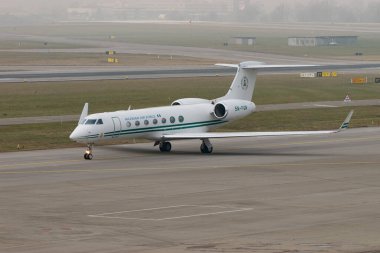 Zürih, İsviçre, 20 Ocak 2025 5N-FGW Nijerya Hava Kuvvetleri Gulfstream G550 uçağı Davos 'taki dünya ekonomik forumu sırasında çok sisli bir günde taksicilik yapıyor.