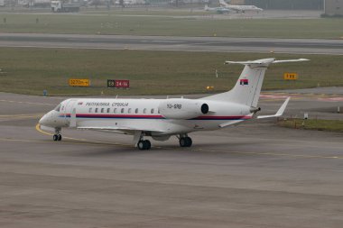 Zürih, İsviçre, 20 Ocak 2025 YU-SRB Sırbistan Cumhuriyeti Embraer Miras 600 uçak, Davos 'ta düzenlenen dünya ekonomik forumu sırasında çok sisli bir günde taksicilik yapıyor