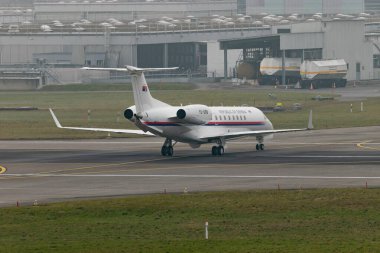 Zürih, İsviçre, 20 Ocak 2025 YU-SRB Sırbistan Cumhuriyeti Embraer Miras 600 uçak, Davos 'ta düzenlenen dünya ekonomik forumu sırasında çok sisli bir günde taksicilik yapıyor