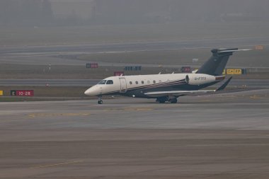 Zürih, İsviçre, 20 Ocak 2025 G-FTFX G-Jet Embraer Praetos 600 uçakları Davos 'taki dünya ekonomik forumunda çok sisli bir günde uçuyor.