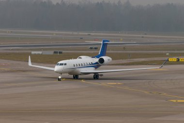 Zürih, İsviçre, 20 Ocak 2025 N-692GD Gulfstream G650ER uçağı Davos 'taki dünya ekonomik forumu sırasında çok sisli bir günde taksicilik yapıyor.