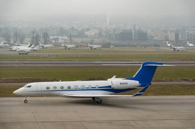 Zürih, İsviçre, 20 Ocak 2025 N-692GD Gulfstream G650ER uçağı Davos 'taki dünya ekonomik forumu sırasında çok sisli bir günde taksicilik yapıyor.