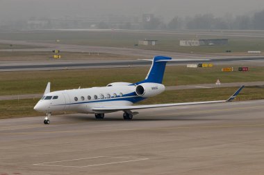 Zürih, İsviçre, 20 Ocak 2025 N-692GD Gulfstream G650ER uçağı Davos 'taki dünya ekonomik forumu sırasında çok sisli bir günde taksicilik yapıyor.