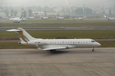 Zürih, İsviçre, 20 Ocak 2025 VT-TUS Bombacı Global Express XRS uçağı Davos 'taki dünya ekonomik forumu sırasında çok sisli bir günde taksicilik yapıyor.