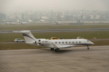 Zürih, İsviçre, 20 Ocak 2025 A7-CGH Katar Yönetici Gulfstream G650ER uçağı Davos 'taki dünya ekonomik forumu sırasında çok sisli bir günde taksicilik yapıyor.