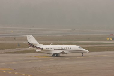 Zürih, İsviçre, 20 Ocak 2025 CS-LTJ Jet Jets Europe Cessna 680A Enlem uçağı Davos 'taki dünya ekonomik forumu sırasında çok sisli bir günde taksicilik yapıyor.