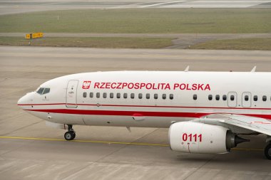 Zürih, İsviçre, 20 Ocak 2025 0111 Polonya Hükümeti Boeing 737-8TV uçağı Davos 'taki dünya ekonomik forumu sırasında çok sisli bir günde taksicilik yapıyor.