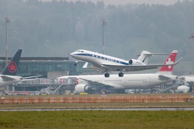 Zürih, İsviçre, 22 Ocak 2025 N-787DV Gulfstream G650ER uçağı, Davos 'taki dünya ekonomik forumunda sisli bir günde 28. pistten kalkıyor.
