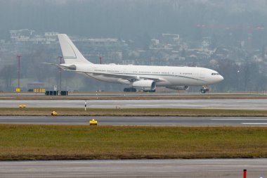 Zürih, İsviçre, 22 Ocak 2025 HZ-SKY2 Hava Yolları A330-243 Prestij uçağı Davos 'taki dünya ekonomik forumu sırasında sisli bir günde taksicilik yapıyor.