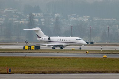 Zürih, İsviçre, 22 Ocak 2025 CS-CHM Net Jets Bombacı Challenger 350 uçağı, Davos 'taki dünya ekonomik forumunda sisli bir günde taksicilik yapıyor.
