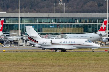 Zürih, İsviçre, 23 Ocak 2025 CS-LTI Net Jets Europe Cessna 680A Enlem uçağı Davos 'taki dünya ekonomik forumu sırasında taksicilik yapıyor