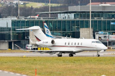 Zürih, İsviçre, 23 Ocak 2025 CS-CHF Net Jets Europe Bombardıman uçağı 350, Davos 'taki dünya ekonomik forumu sırasında taksicilik yapıyor.