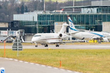 Zürih, İsviçre, 23 Ocak 2025 CS-CHF Net Jets Europe Bombardıman uçağı 350, Davos 'taki dünya ekonomik forumu sırasında taksicilik yapıyor.