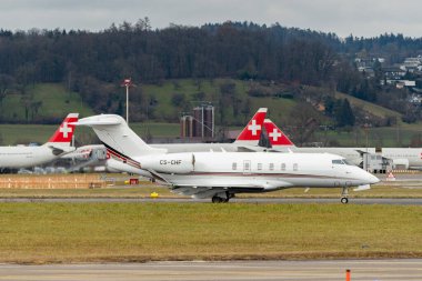 Zürih, İsviçre, 23 Ocak 2025 CS-CHF Net Jets Europe Bombardıman uçağı 350, Davos 'taki dünya ekonomik forumu sırasında taksicilik yapıyor.