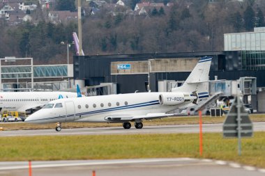 Zürih, İsviçre, 23 Ocak 2025 T7-ROGY Gulfstream G200 Galaxy uçağı Davos 'taki dünya ekonomik forumunda taksicilik yapıyor.