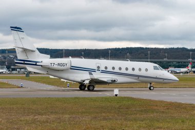 Zürih, İsviçre, 23 Ocak 2025 T7-ROGY Gulfstream G200 Galaxy uçağı Davos 'taki dünya ekonomik forumunda taksicilik yapıyor.