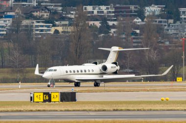 Zürih, İsviçre, 23 Ocak 2025 N-652 milletvekili Gulfstream G650ER uçağı Davos 'taki dünya ekonomik forumunda taksicilik yapıyor.