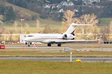 Zürih, İsviçre, 23 Ocak 2025 N-157QS Bombardier Global 6000 uçağı Davos 'taki dünya ekonomik forumu sırasında taksicilik yapıyor.