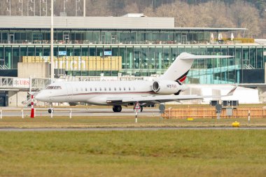 Zürih, İsviçre, 23 Ocak 2025 N-157QS Bombardier Global 6000 uçağı Davos 'taki dünya ekonomik forumu sırasında taksicilik yapıyor.