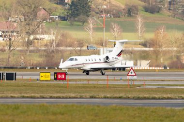 Zürih, İsviçre, 23 Ocak 2025 CS-PHN Ağ Jetleri Avrupa Embraer Fenomen 300 uçakları Davos 'taki dünya ekonomik forumu sırasında taksicilik yapıyor