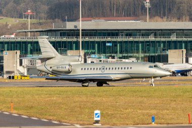 Zürih, İsviçre, 23 Ocak 2025 OY-OLD Alsie Dassault Falcon 8X uçağı Davos 'taki dünya ekonomik forumunda taksicilik yapıyor.