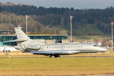 Zürih, İsviçre, 23 Ocak 2025 OY-OLD Alsie Dassault Falcon 8X uçağı Davos 'taki dünya ekonomik forumunda taksicilik yapıyor.