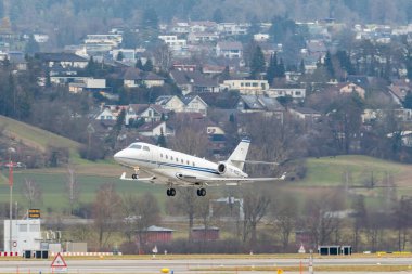 Zürih, İsviçre, 23 Ocak 2025 T7-ROGY Gulfstream G200 Galaxy uçağı Davos 'taki dünya ekonomik forumu sırasında 28. pistten kalkıyor.