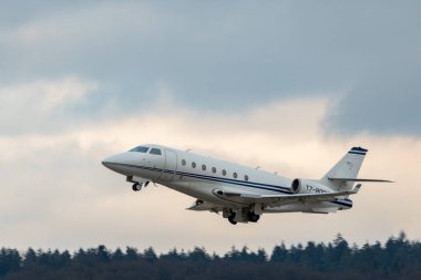 Zürih, İsviçre, 23 Ocak 2025 T7-ROGY Gulfstream G200 Galaxy uçağı Davos 'taki dünya ekonomik forumu sırasında 28. pistten kalkıyor.