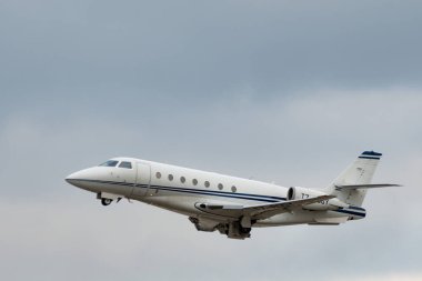 Zürih, İsviçre, 23 Ocak 2025 T7-ROGY Gulfstream G200 Galaxy uçağı Davos 'taki dünya ekonomik forumu sırasında 28. pistten kalkıyor.