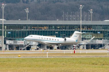 Zürih, İsviçre, 23 Ocak 2025 N-1040 Gulfstream G650ER uçağı Davos 'taki dünya ekonomik forumu sırasında 28 numaralı pistten kalkıyor.