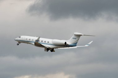 Zürih, İsviçre, 23 Ocak 2025 N-1040 Gulfstream G650ER uçağı Davos 'taki dünya ekonomik forumu sırasında 28 numaralı pistten kalkıyor.
