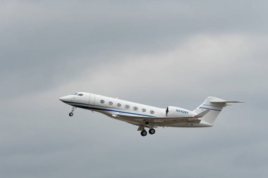 Zürih, İsviçre, 23 Ocak 2025 N-240NY Gulfstream G500 uçağı Davos 'taki dünya ekonomik forumu sırasında 28 numaralı pistten kalkıyor.