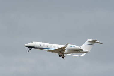 Zürih, İsviçre, 23 Ocak 2025 N-240NY Gulfstream G500 uçağı Davos 'taki dünya ekonomik forumu sırasında 28 numaralı pistten kalkıyor.