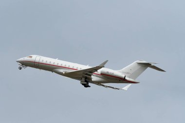 Zürih, İsviçre, 23 Ocak 2025 9H-VJG Vista Jet Bombacısı Global 6000 uçak Davos 'taki dünya ekonomik forumu sırasında 28. pistten kalkıyor.