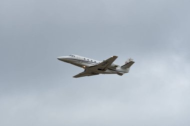 Zürih, İsviçre, 23 Ocak 2025 YU-SPC Prince Aviation Cessna 560XL Citation XLS + uçak Davos 'taki dünya ekonomik forumu sırasında 28. pistten kalkıyor.