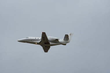 Zürih, İsviçre, 23 Ocak 2025 YU-SPC Prince Aviation Cessna 560XL Citation XLS + uçak Davos 'taki dünya ekonomik forumu sırasında 28. pistten kalkıyor.