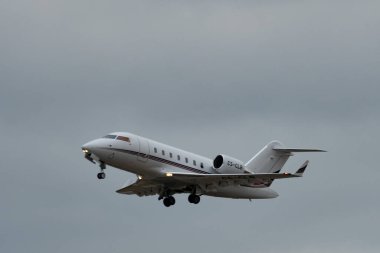 Zürih, İsviçre, 23 Ocak 2025 CS-CLB Net Jets Europe Bombardıman uçağı Davos 'taki dünya ekonomik forumu sırasında 28. pistten kalkıyor.