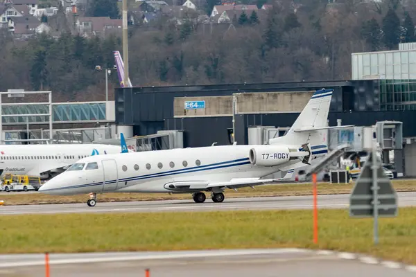 Zürih, İsviçre, 23 Ocak 2025 T7-ROGY Gulfstream G200 Galaxy uçağı Davos 'taki dünya ekonomik forumunda taksicilik yapıyor.